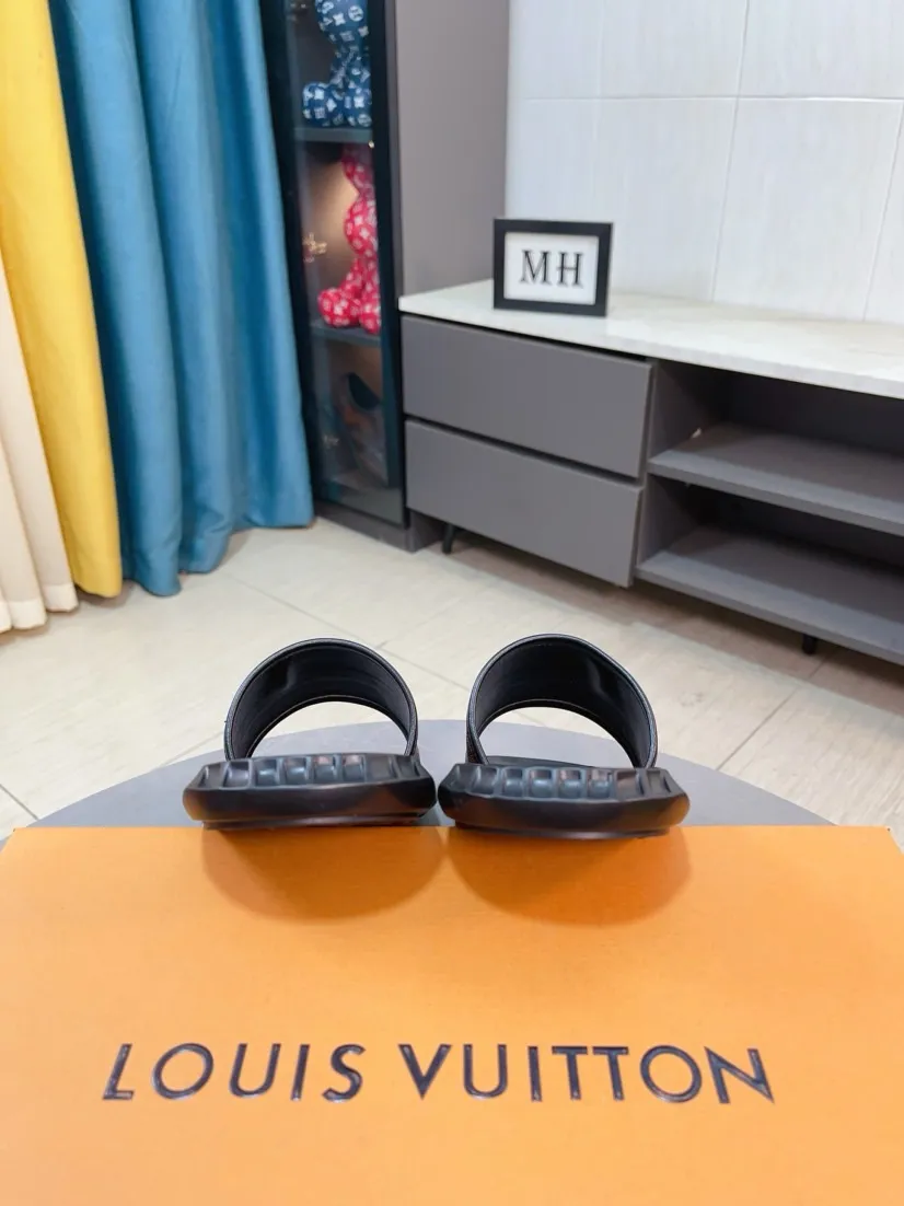 Men's shoes 💰260🌹🌹 (lv-Louis Vuitton) new men's sandals, high-end boutique, exquisite embossed logo decoration on the upper, fine workmanship, super soft soles, casual, loose and comfortable, a must-have in summer! \nsize：38-44